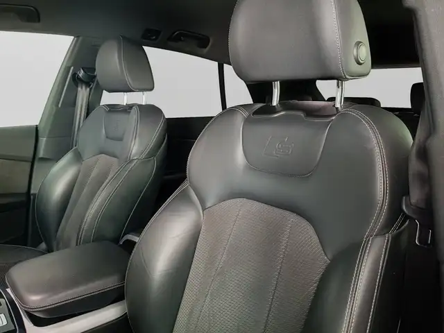 Audi Q8 view 10