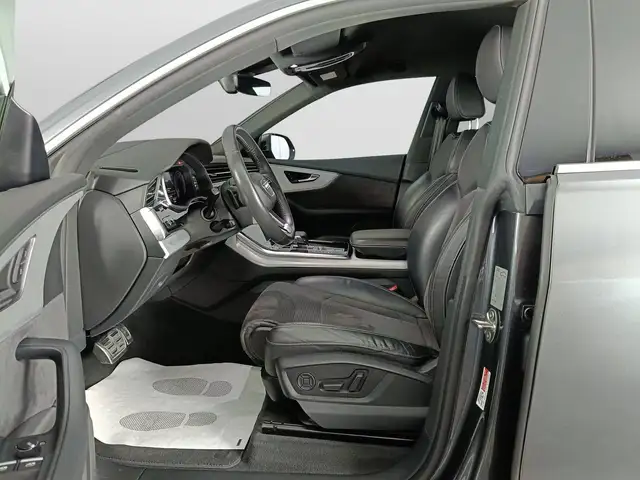 Audi Q8 view 9