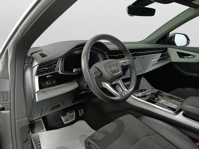 Audi Q8 view 8