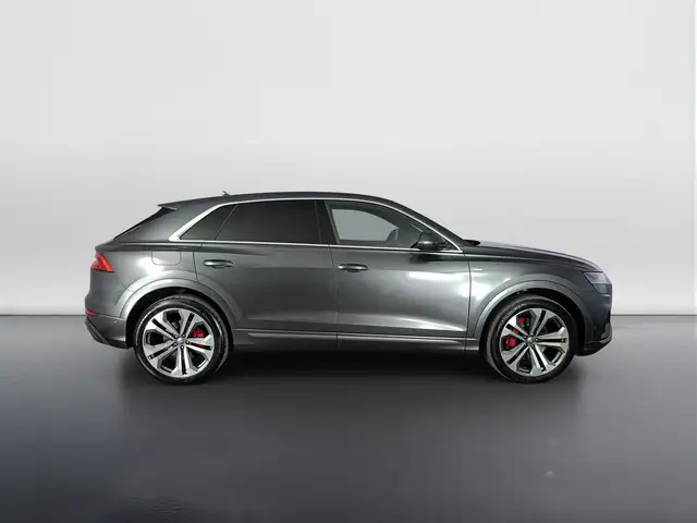 Audi Q8 view 4