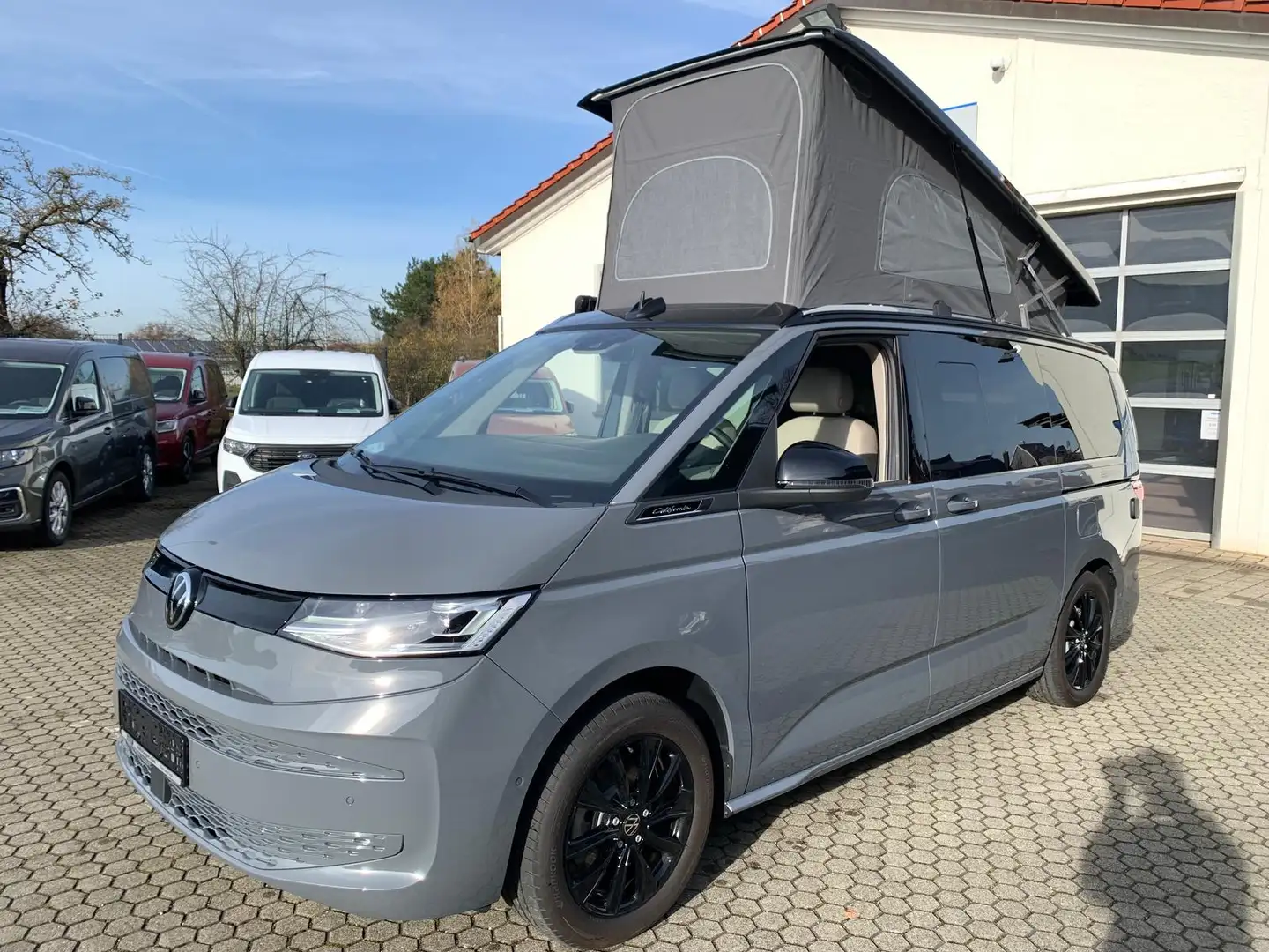 Volkswagen T7 California Beach Camper TDI DSG, 18-Zoll, ArtVelour, Markise, Grigio - 1