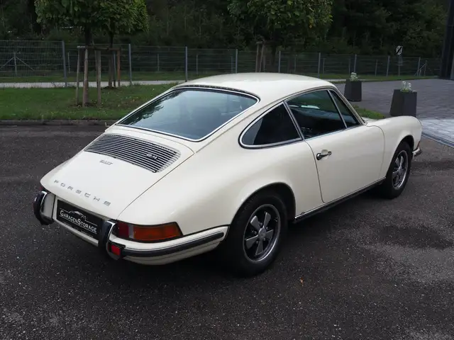 Porsche 911 view 8