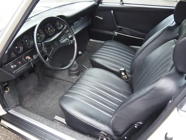 Porsche 911 view 13