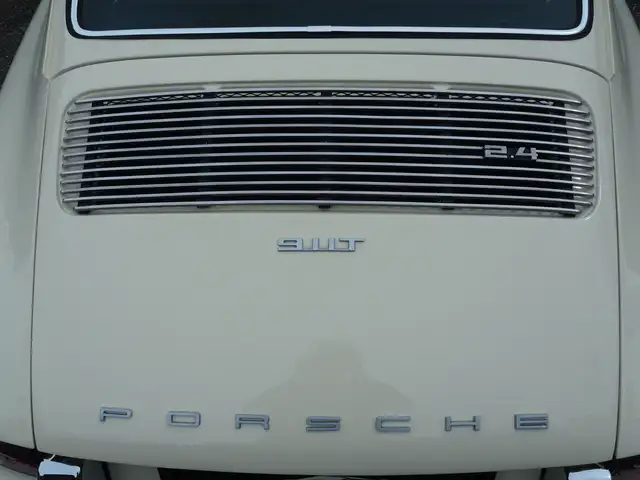 Porsche 911 view 6