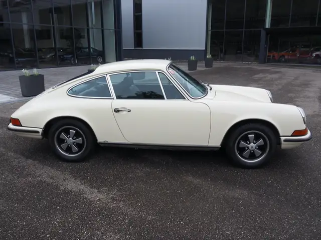 Porsche 911 view 4