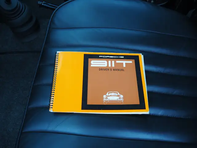 Porsche 911 view 11