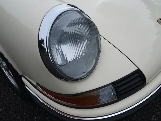 Porsche 911 view 10