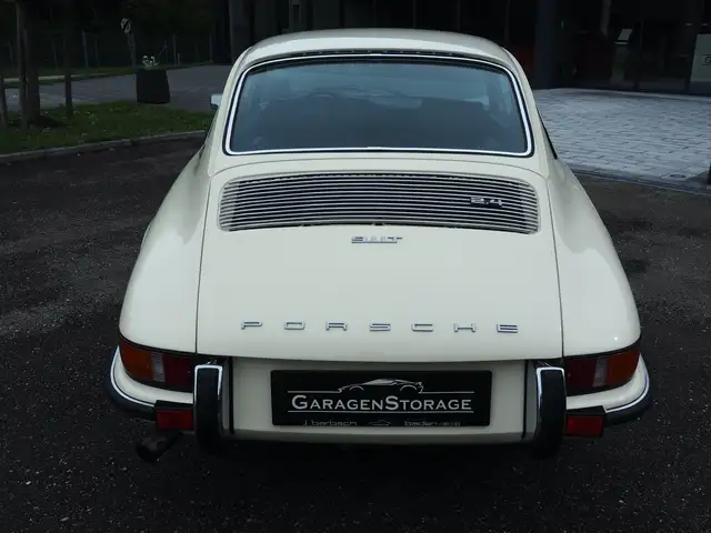 Porsche 911 view 5