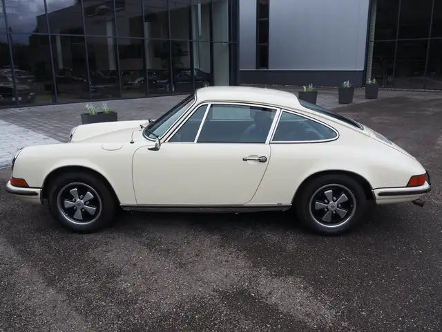 Porsche 911 view 7