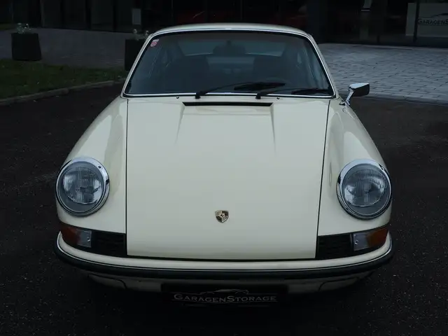 Porsche 911 view 2