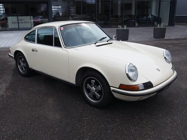 Porsche 911 view 3