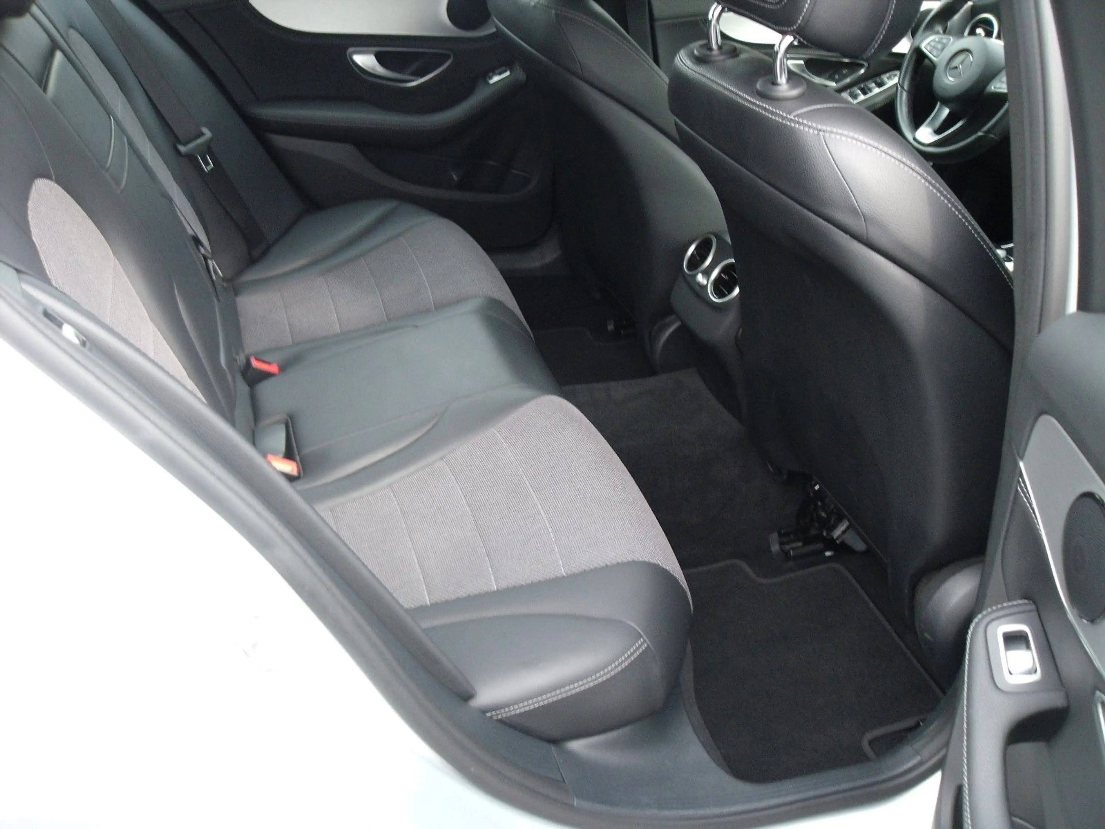 Mercedes-Benz C 250 T d 4Matic — photo 11
