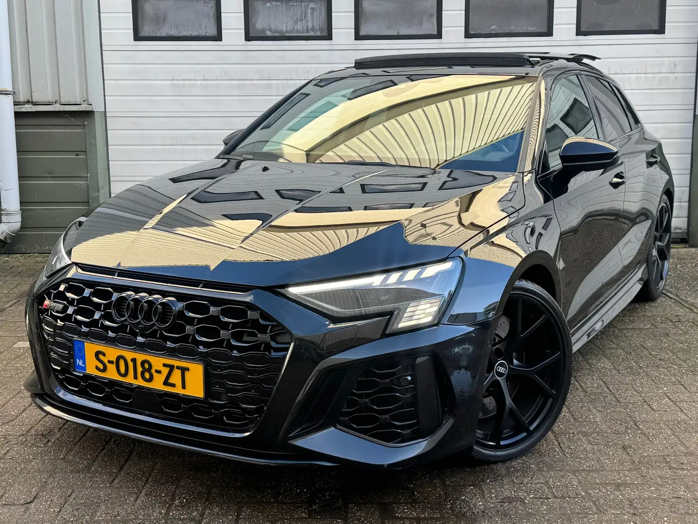 Audi RS3 Sportback 2.5 TFSI quattro / PANO / B&O / MATRIX Zwart - 1