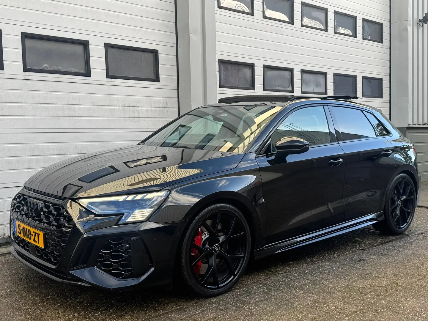 Audi RS3 Sportback 2.5 TFSI quattro / PANO / B&O / MATRIX Zwart - 2