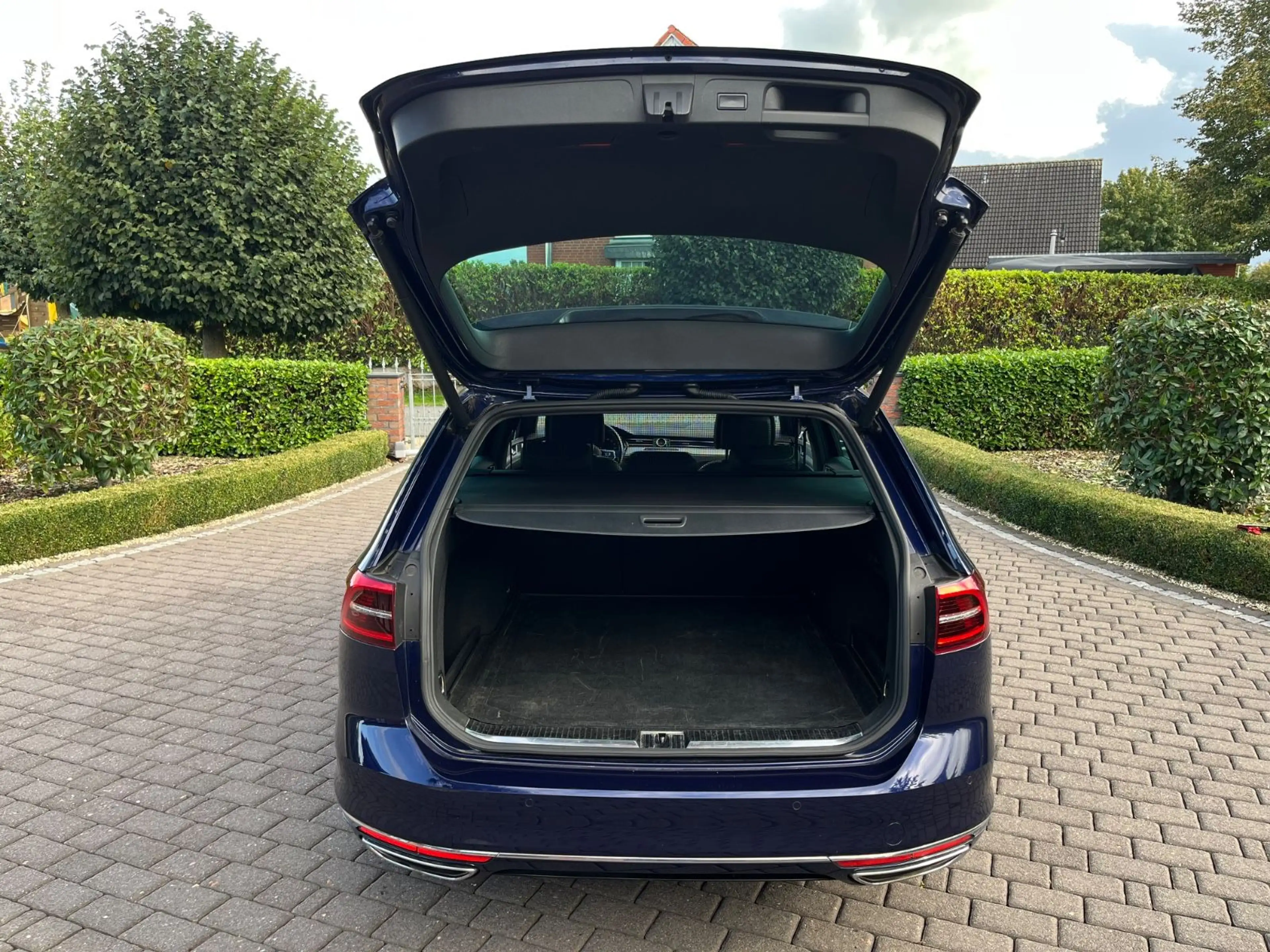Volkswagen Passat Variant Passat V. High. 4Mot.(1.Hand+R Line+LED+Pan+Dyn) — photo 11