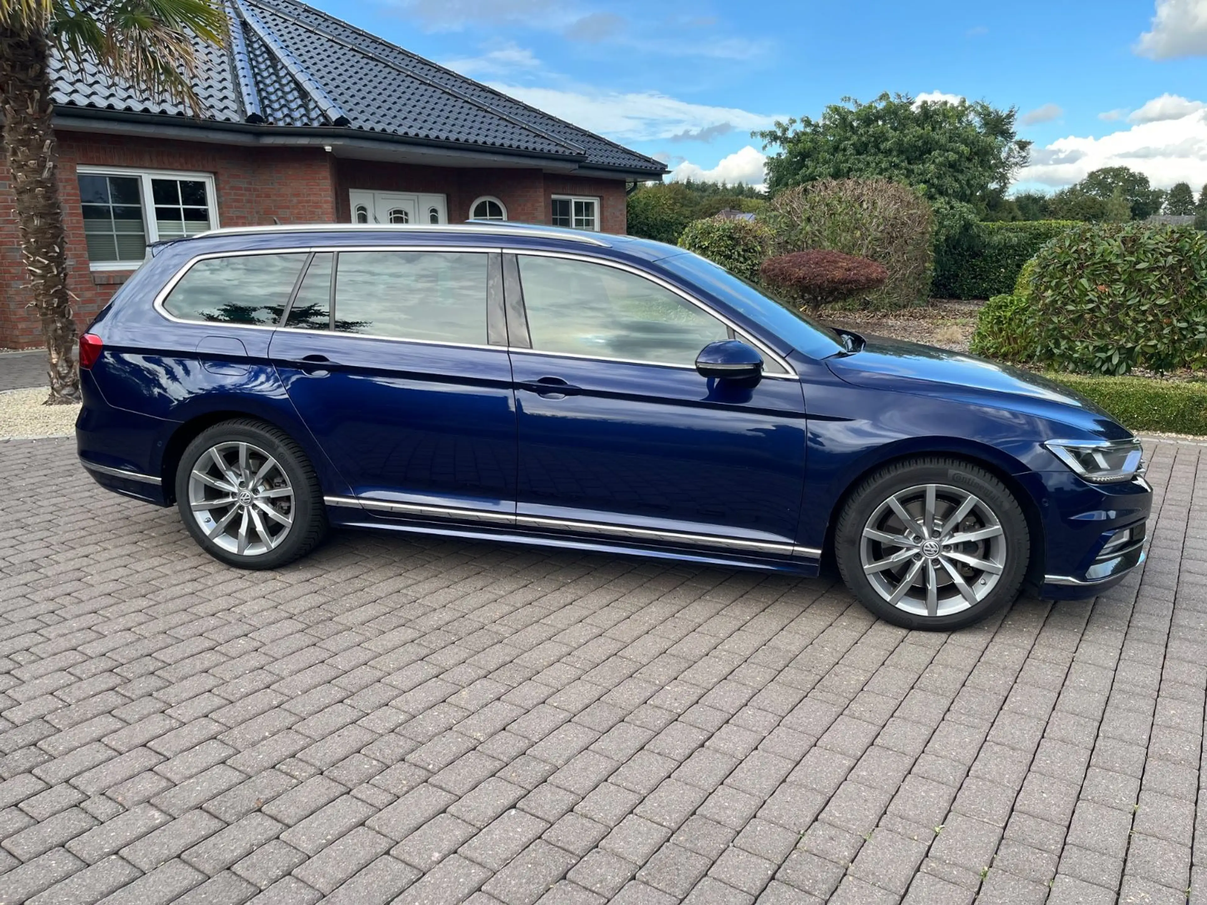 Volkswagen Passat Variant Passat V. High. 4Mot.(1.Hand+R Line+LED+Pan+Dyn) — photo 2