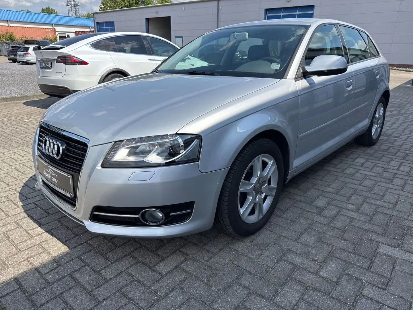 Audi A3 1.2 TFSI Attraction 1 Hand Scheckheft Bi-Xeno Silber - 1