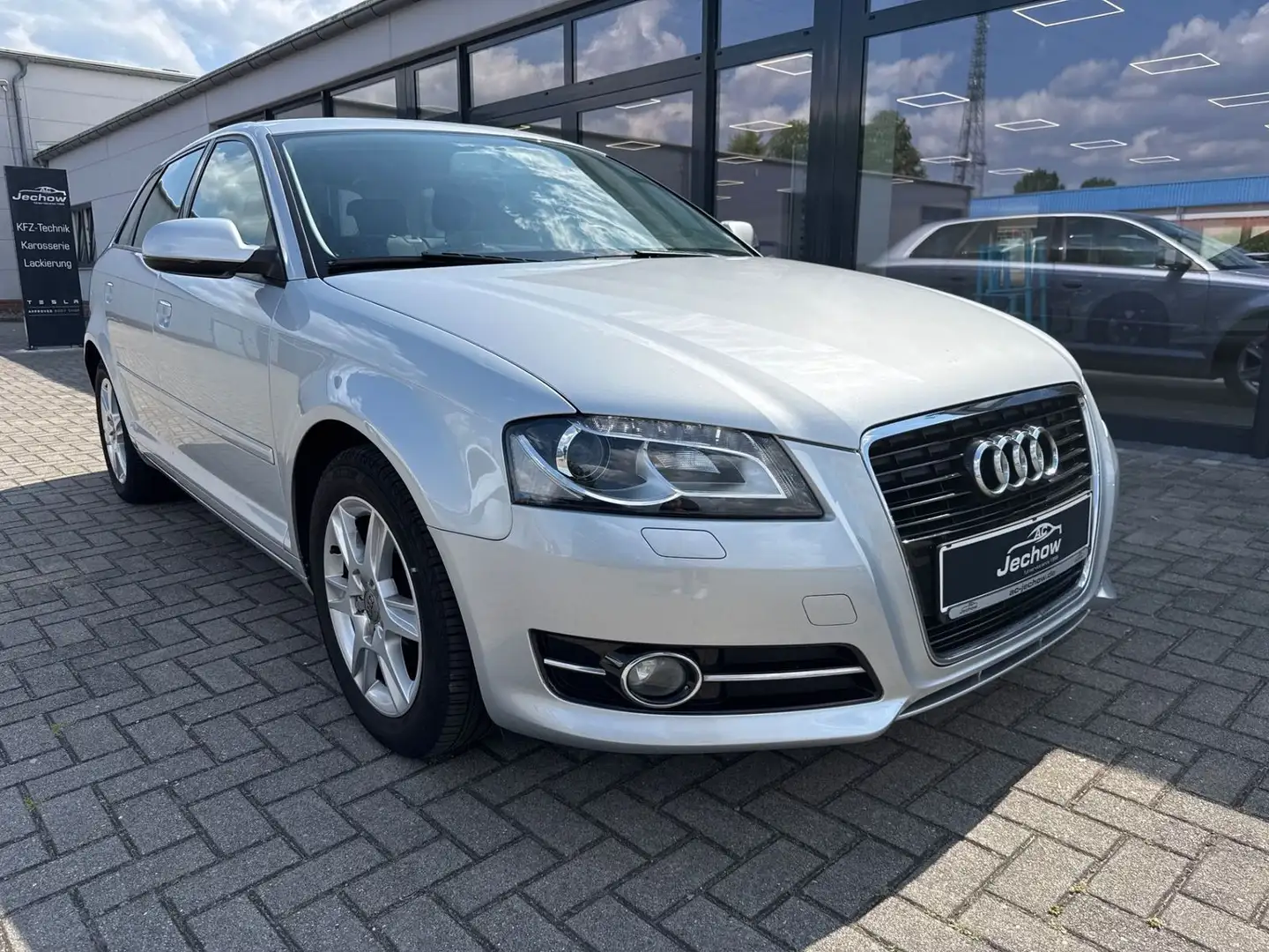Audi A3 1.2 TFSI Attraction 1 Hand Scheckheft Bi-Xeno Silber - 2