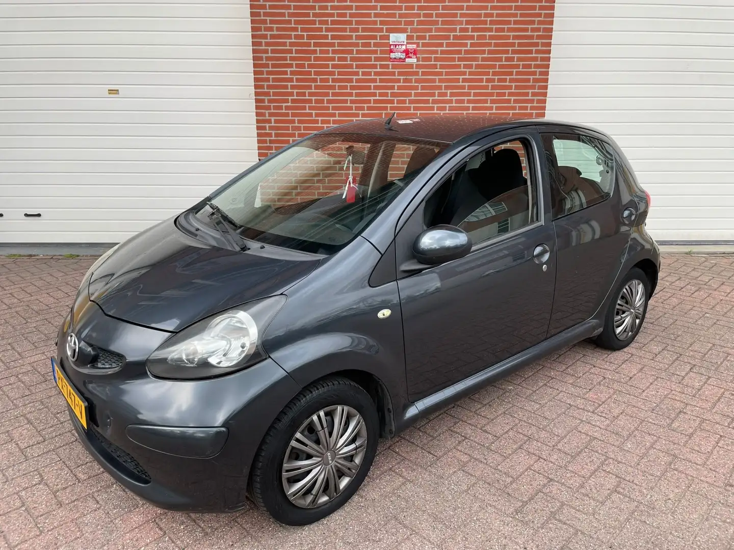 Toyota Aygo 1.0 Benzine 5 Deurs Nieuw APK Elec Ramen Grijs - 1