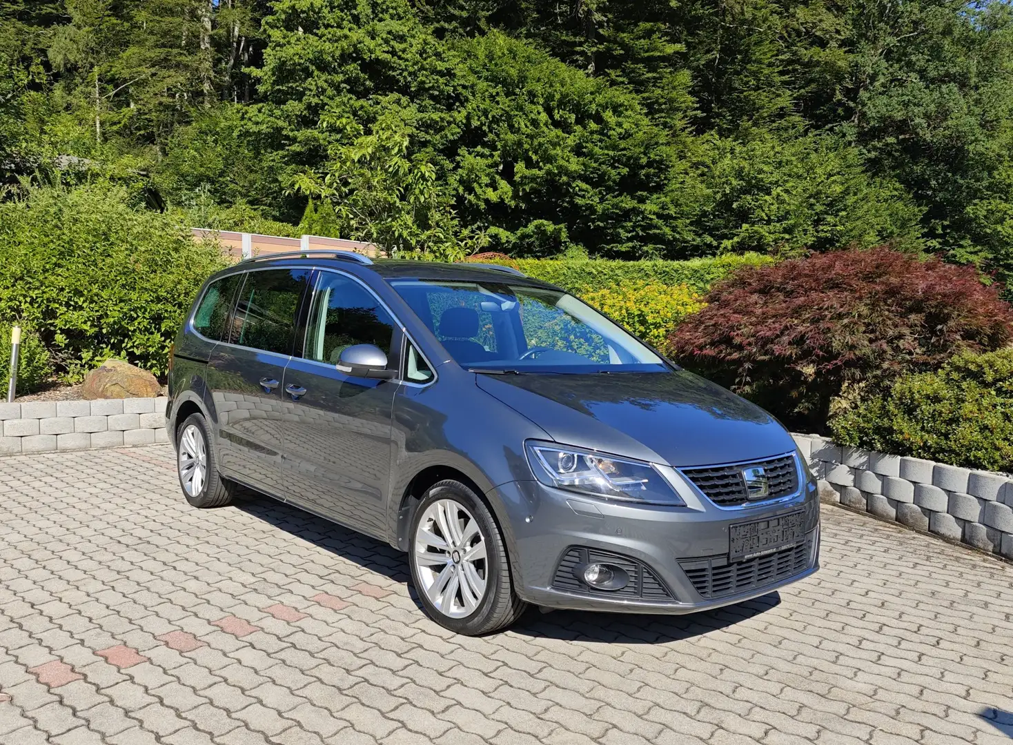 SEAT Alhambra Xcellence 2,0 TDI DSG*AHK*Standhzg*ACC*7 Sitze* Grau - 1