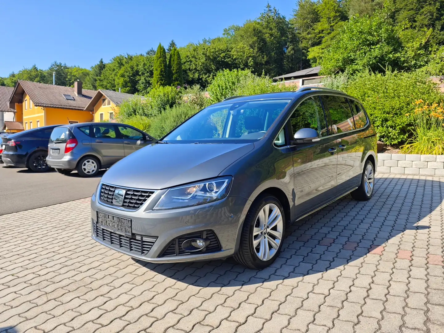 SEAT Alhambra Xcellence 2,0 TDI DSG*AHK*Standhzg*ACC*7 Sitze* Grau - 2