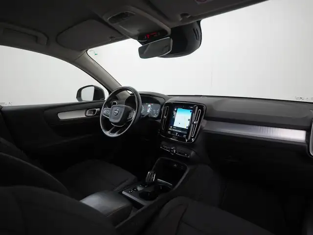 Volvo XC40 view 2