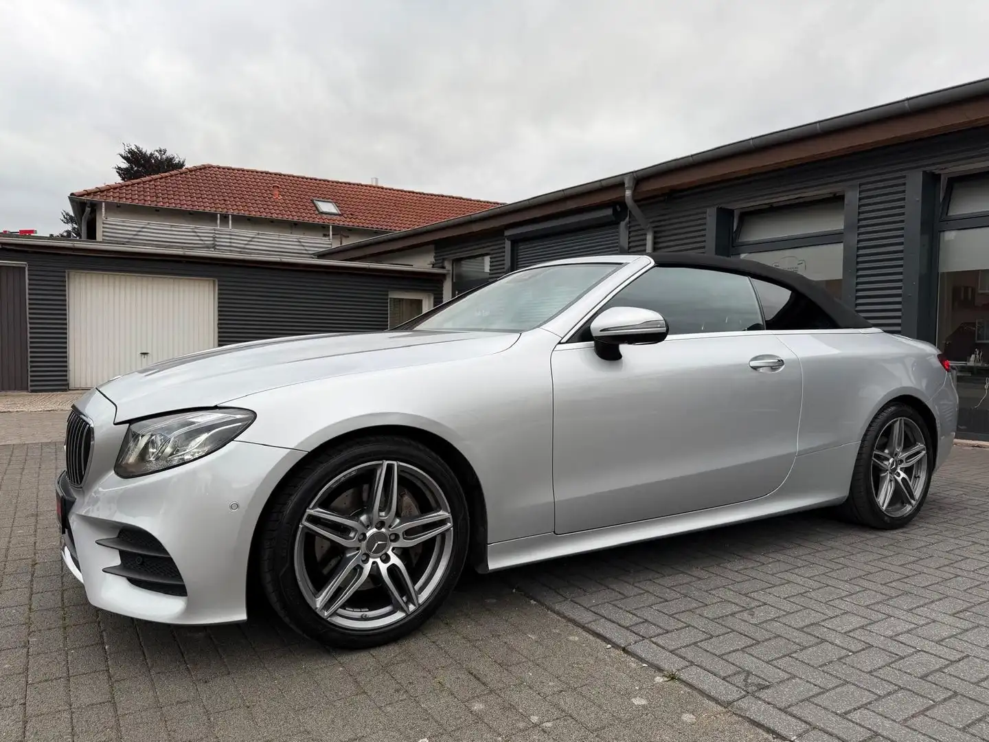 Mercedes-Benz E 220 d Cabrio AMG WIDESREEN/MEMORY/BURMESTER Silber - 2