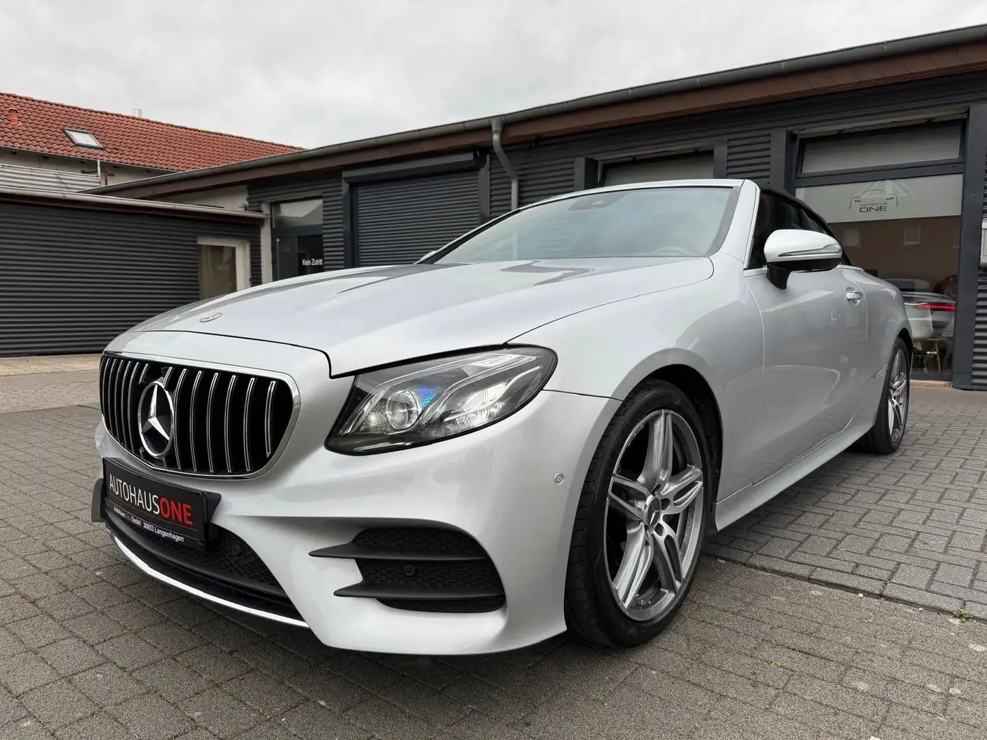 Mercedes-Benz E 220 d Cabrio AMG WIDESREEN/MEMORY/BURMESTER Silber - 1