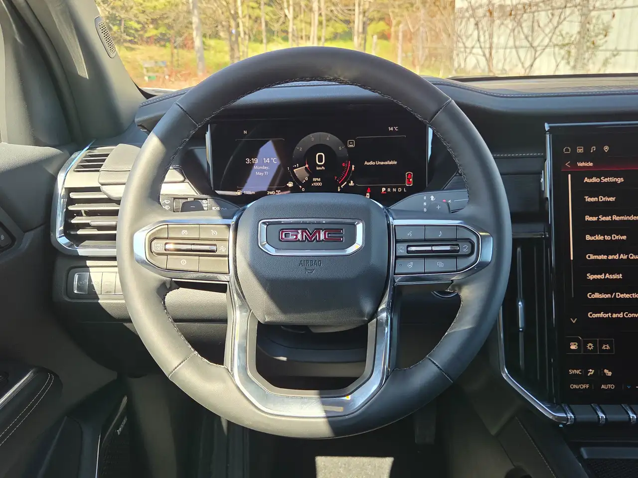 GMC Acadia снимка GMC Acadia