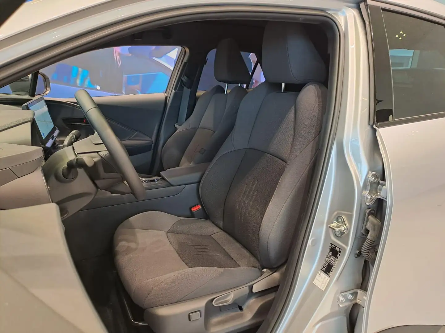 Toyota C-HR 1.8 Hybrid Dynamic Plus Mono-Tone E-CVT - 2