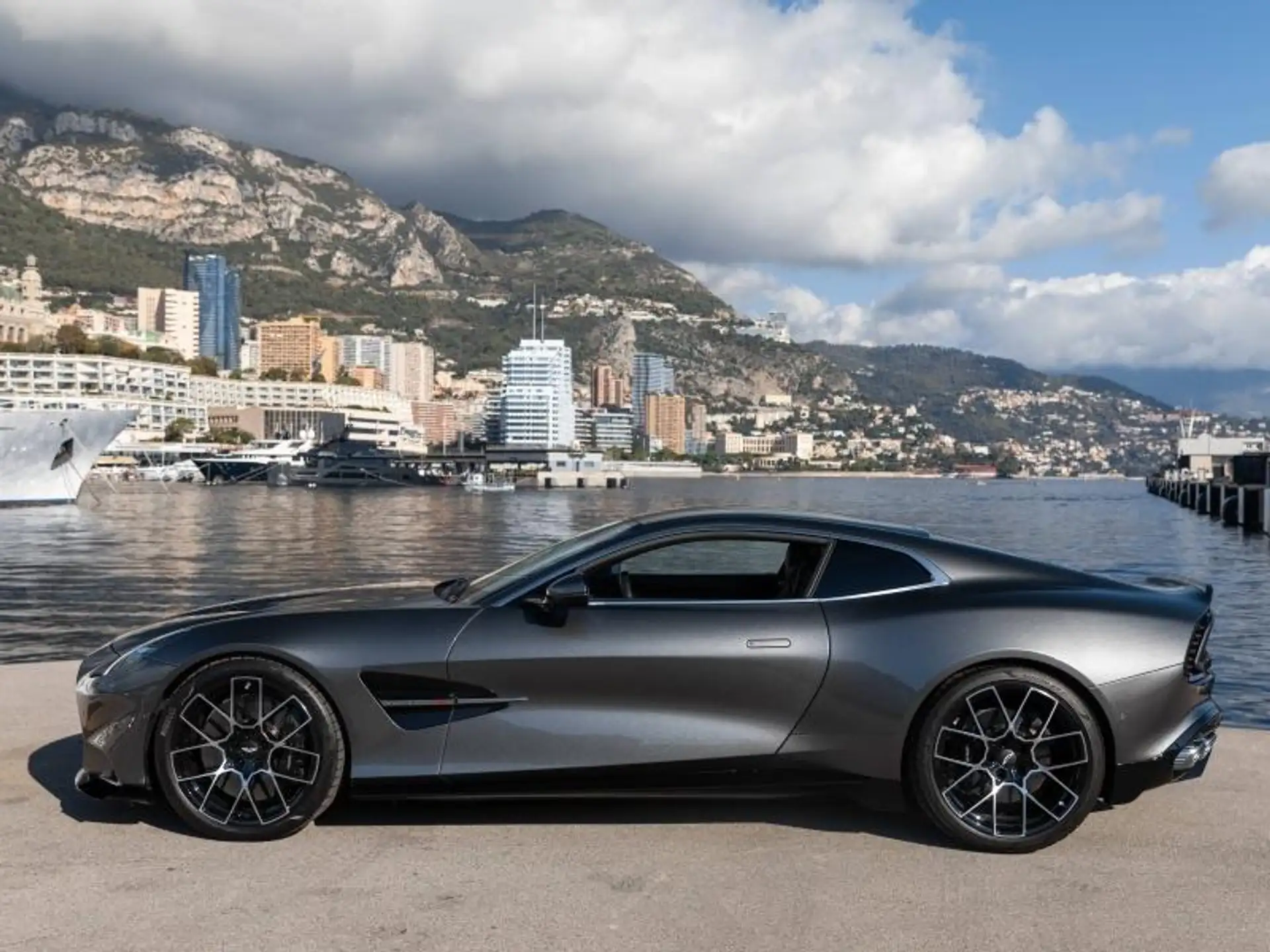 애스턴마틴 뱅퀴시 Coupe 2025 블랙 사진 3