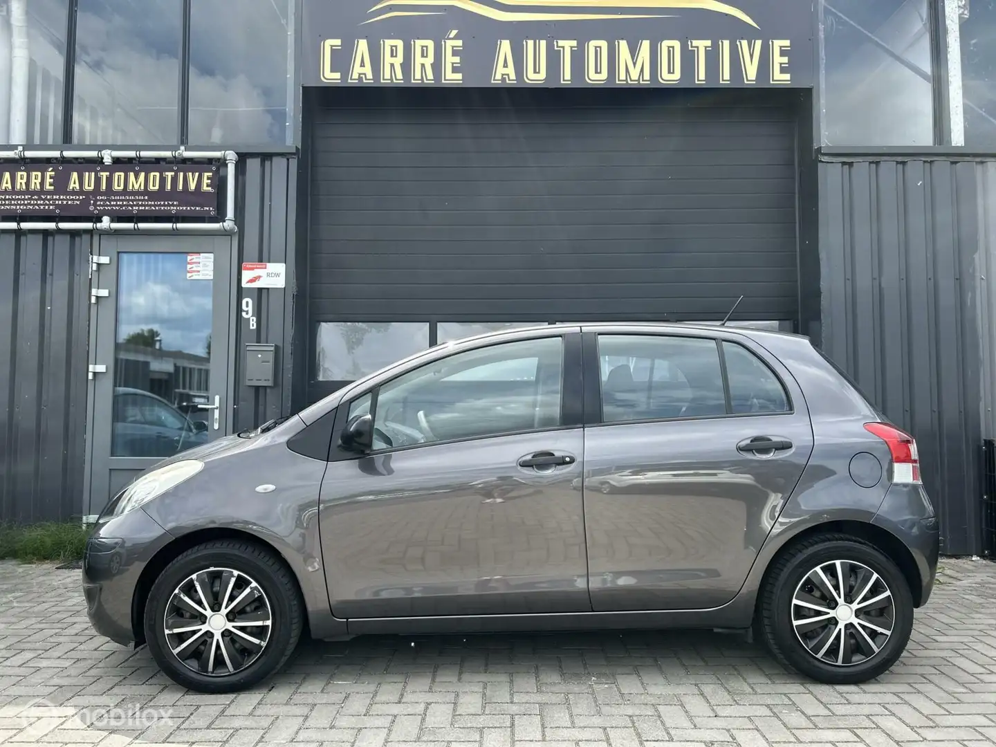 Toyota Yaris 1.3 VVTi Comfort Limited Gris - 2