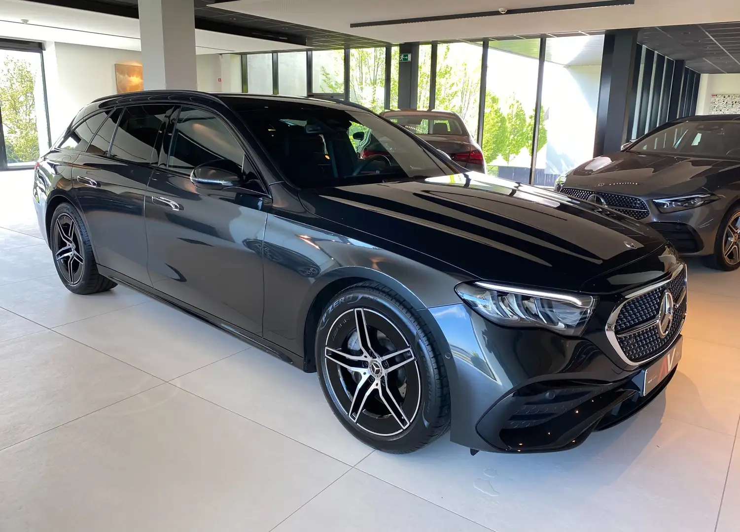 Mercedes-Benz E 200 9G Mild Hybr. AMG & NIGHT Distronic/19"/El.Trekh. Gris - 1