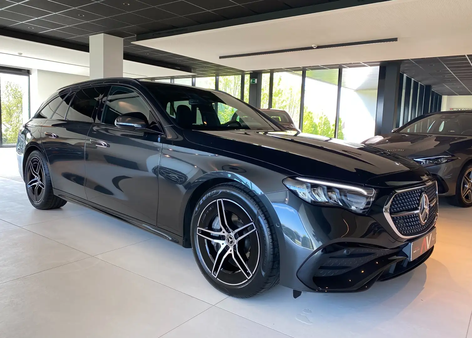 Mercedes-Benz E 200 9G AMG NIGHT Luchtv./Distronic/19"/El.Trekh. Grijs - 1