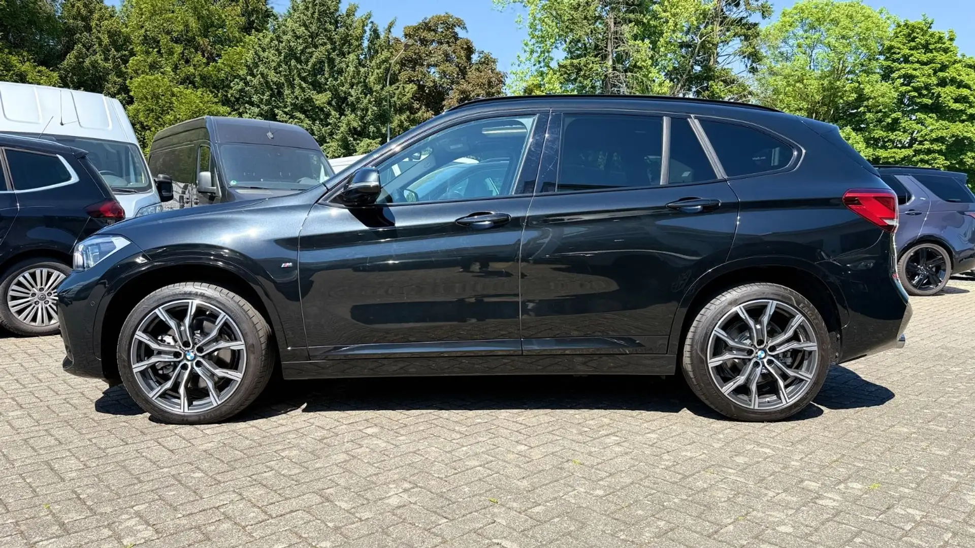 BMW X1 xDrive 20 d M Sport DRIVING-ASS-PLUS PANO LED Noir - 2