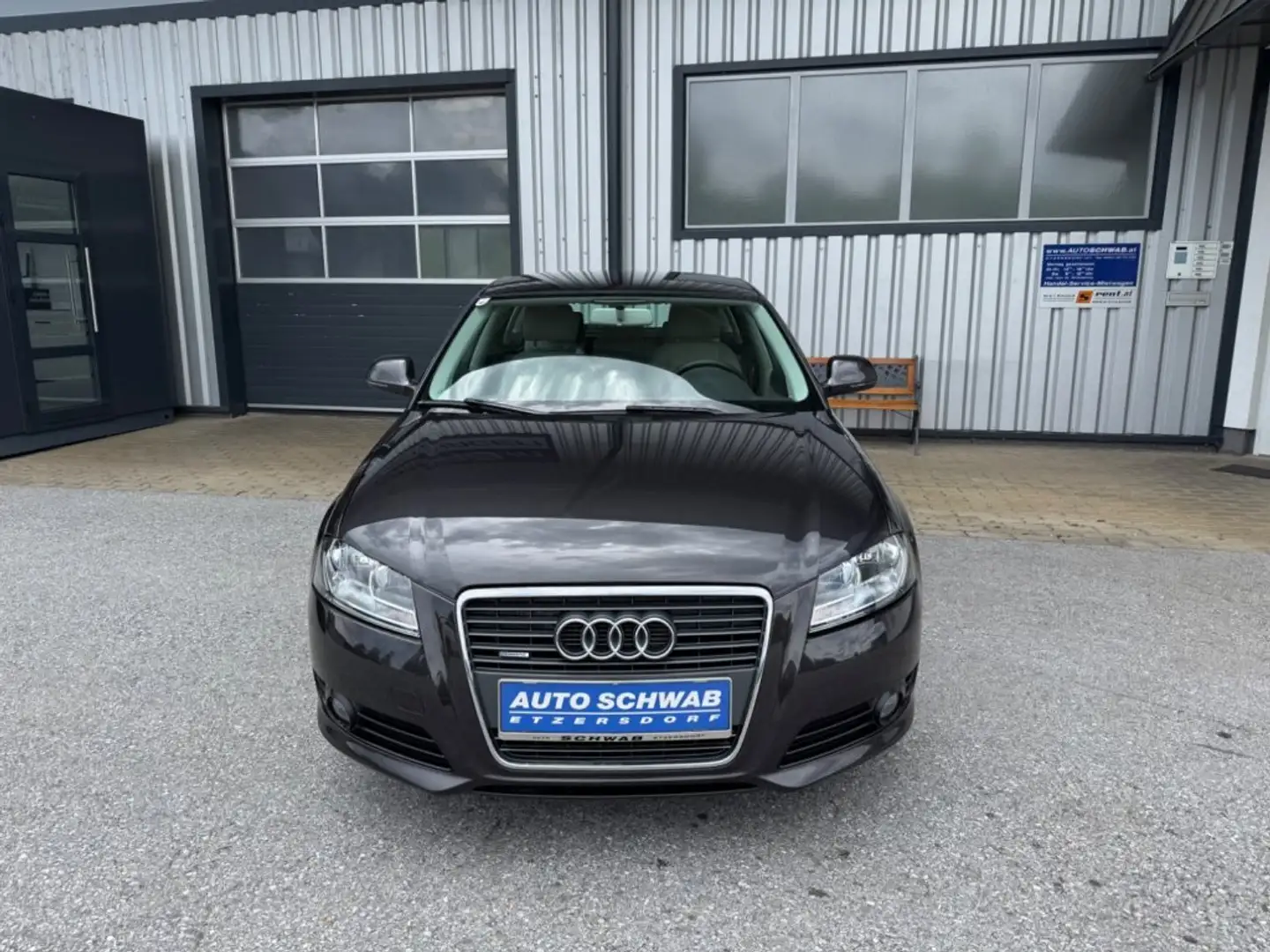 Audi A3 Sportback 2.0 TDI quattro Attrac. Grau - 2