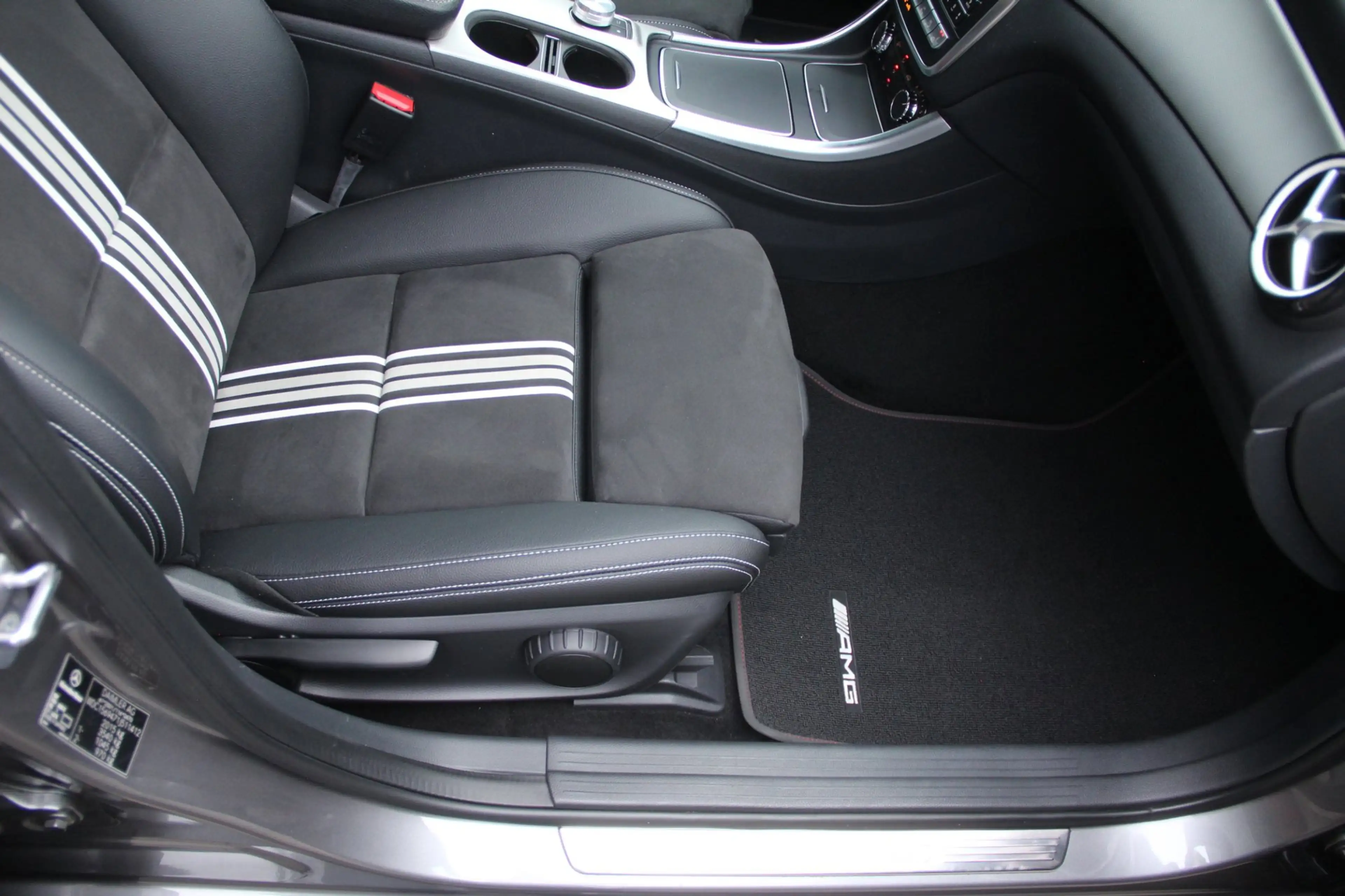 Mercedes-Benz GLA 220 4MATIC AMG Line | Navi | Dodehoekassist | LED | El — photo 32