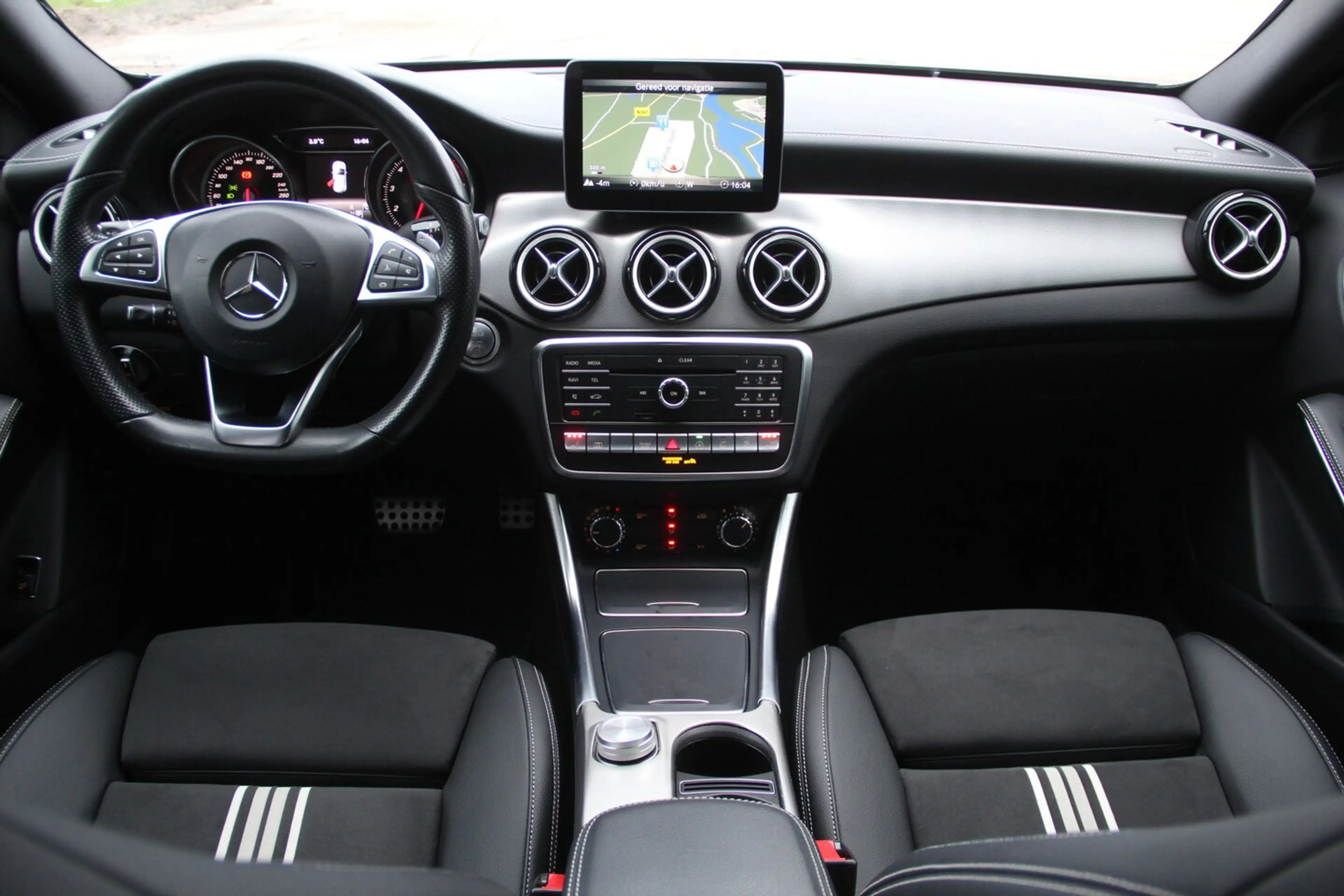 Mercedes-Benz GLA 220 4MATIC AMG Line | Navi | Dodehoekassist | LED | El — photo 11