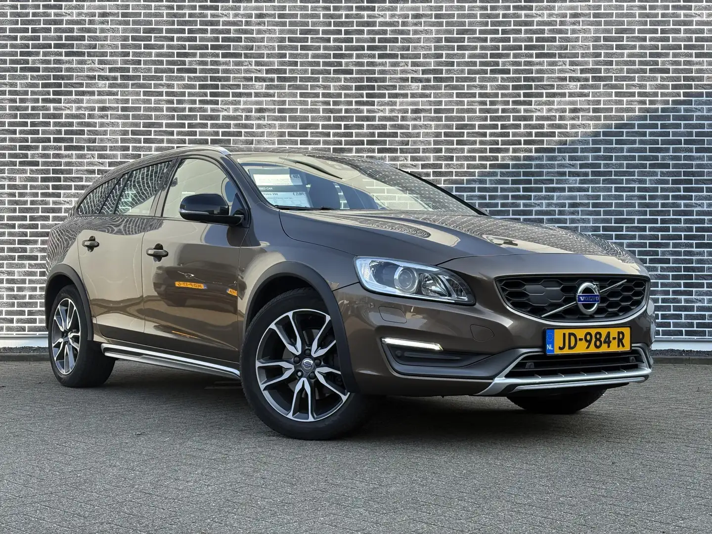Volvo V60 Cross Country 2.0 T5 Summum | Trekhaak | Adaptive cruise control Bruin - 2
