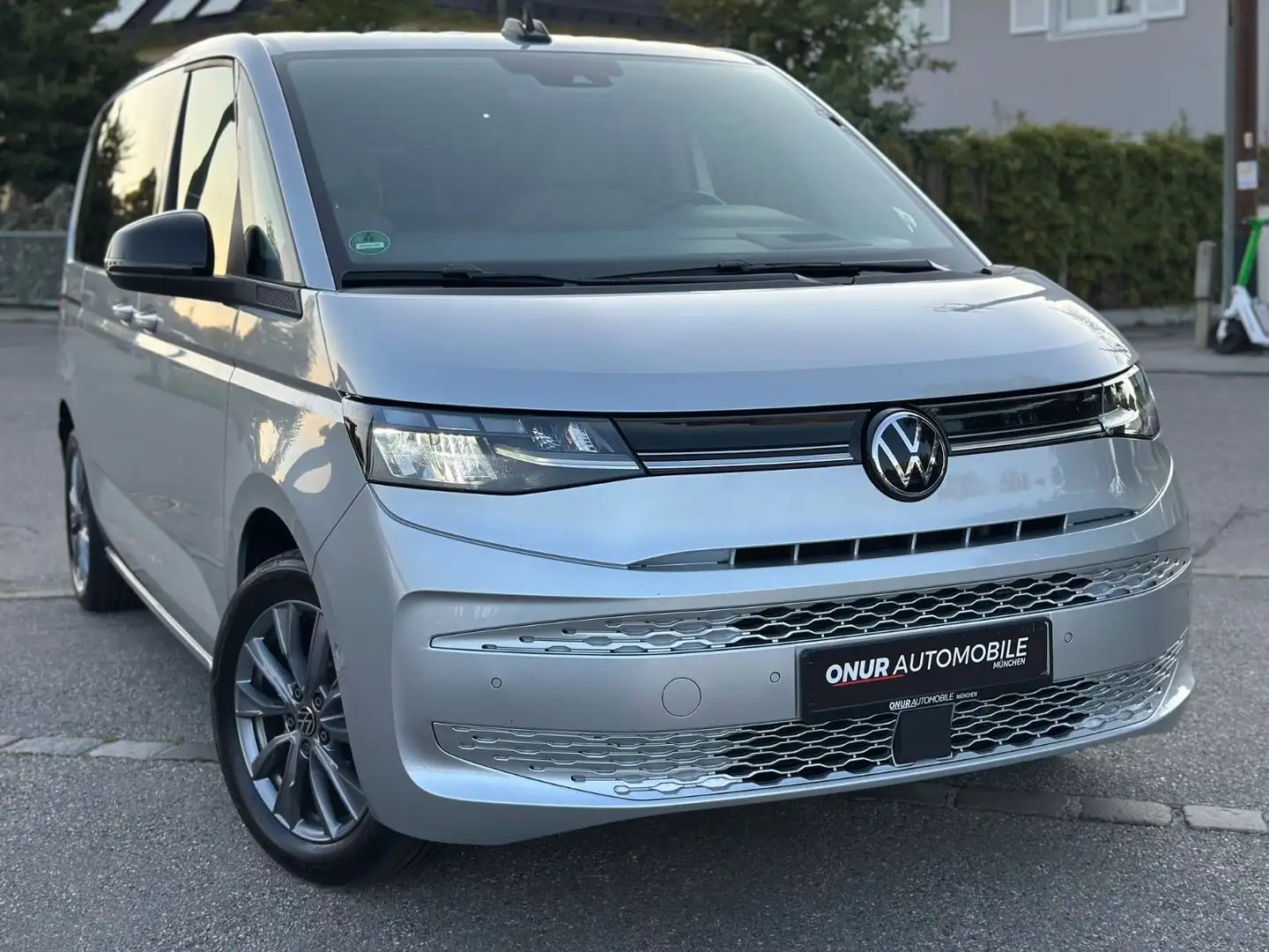 Volkswagen T7 Multivan Life DSG H&K HuD AHK ACC Standhzg. Argent - 1