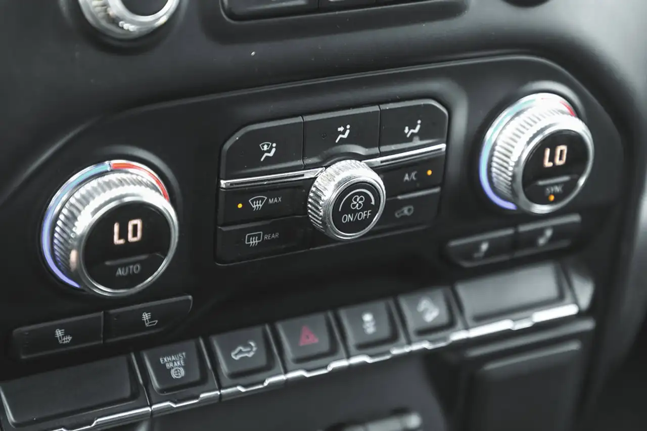 GMC Sierra 3500HD снимка GMC Sierra 3500HD