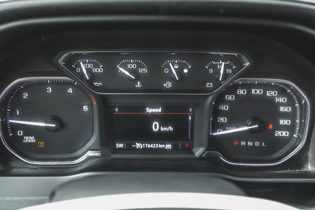 GMC Sierra 3500HD снимка GMC Sierra 3500HD