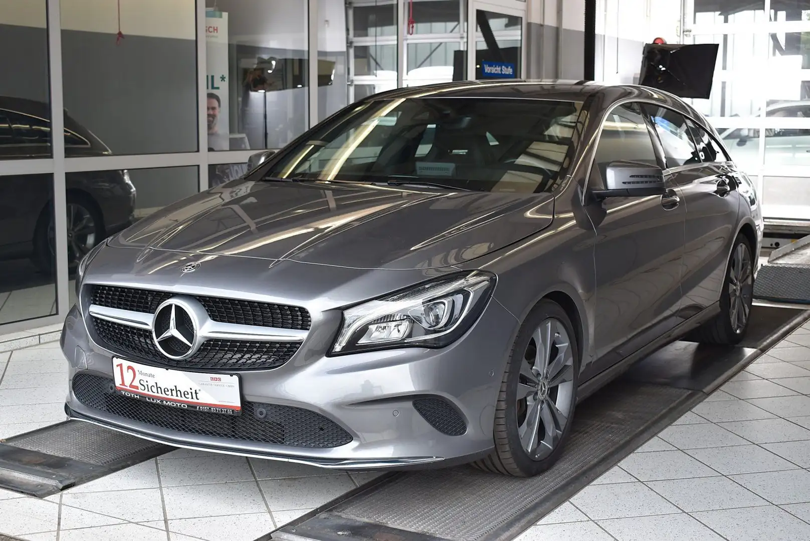 Mercedes-Benz CLA 180 Urban Led*Navi*AHK Grau - 1