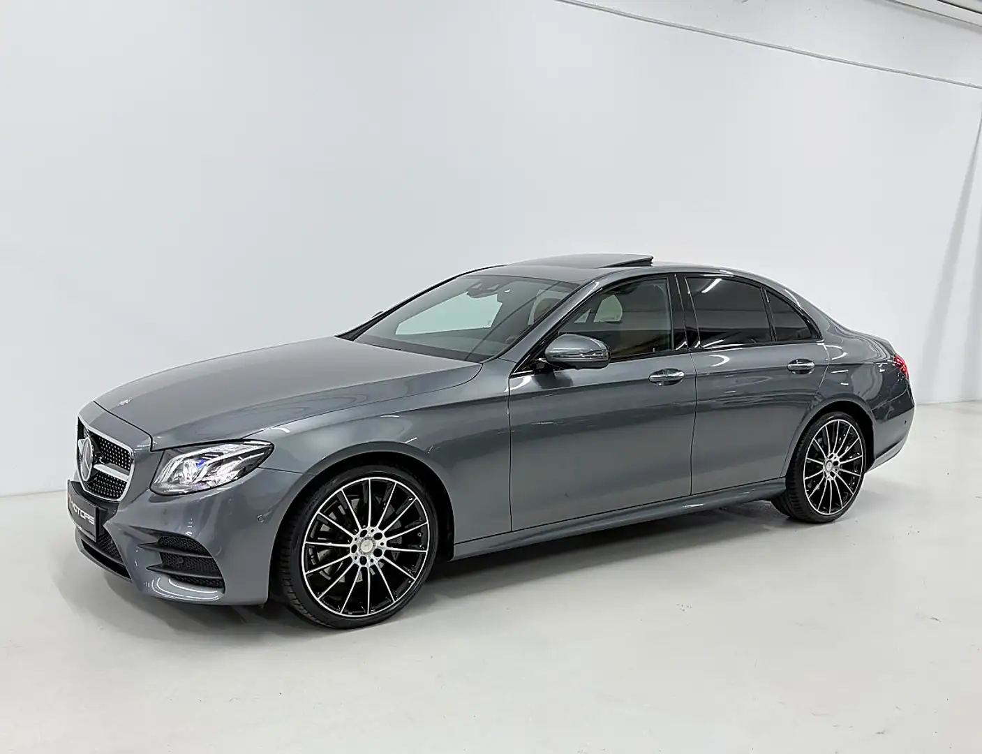 Mercedes-Benz E 220 E220d 9G-Tronic AMG-Line 20" Burmester Multibea... Grau - 2