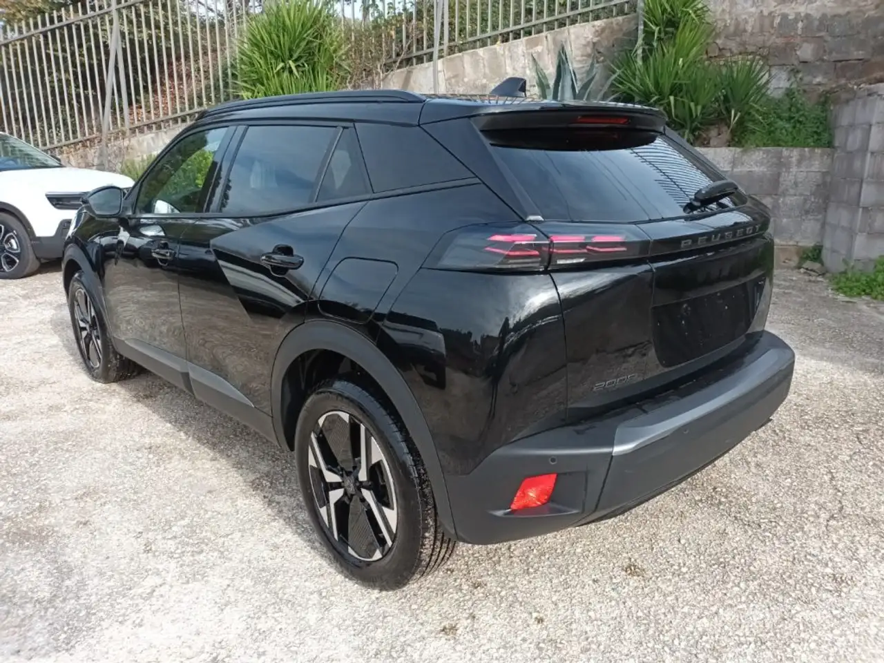 Peugeot 2008 1200 PURETECH ALLURE 100CV CARPLAY VETRI SCURI"17 3