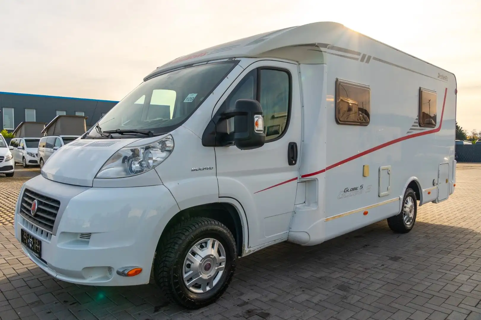 Dethleffs GlobeS-T 685 *Queensb.*Radio*GJR15"*El.-Trittst. Weiß - 2