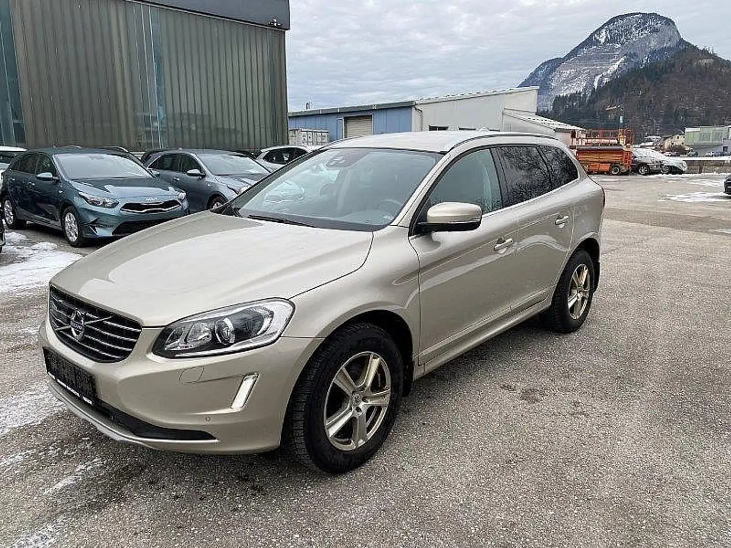 Volvo XC60 D4 Selection AWD Geartronic Zlatna - 2