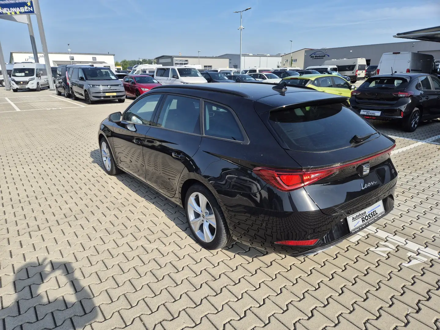 SEAT Leon Sportstourer 1.5 eTSI FR AHK RFK Navi Schwarz - 2