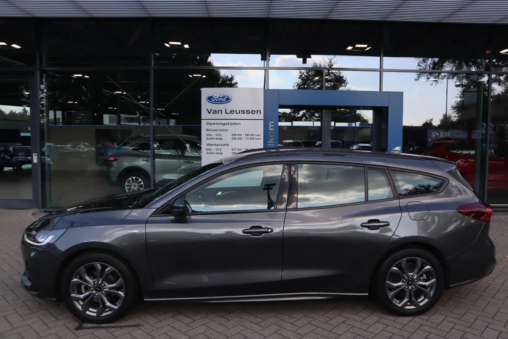 Ford Focus Wagon 125PK HYBRID ST-LINE AUTOMAAT ANDROID/APPLE Grijs - 2