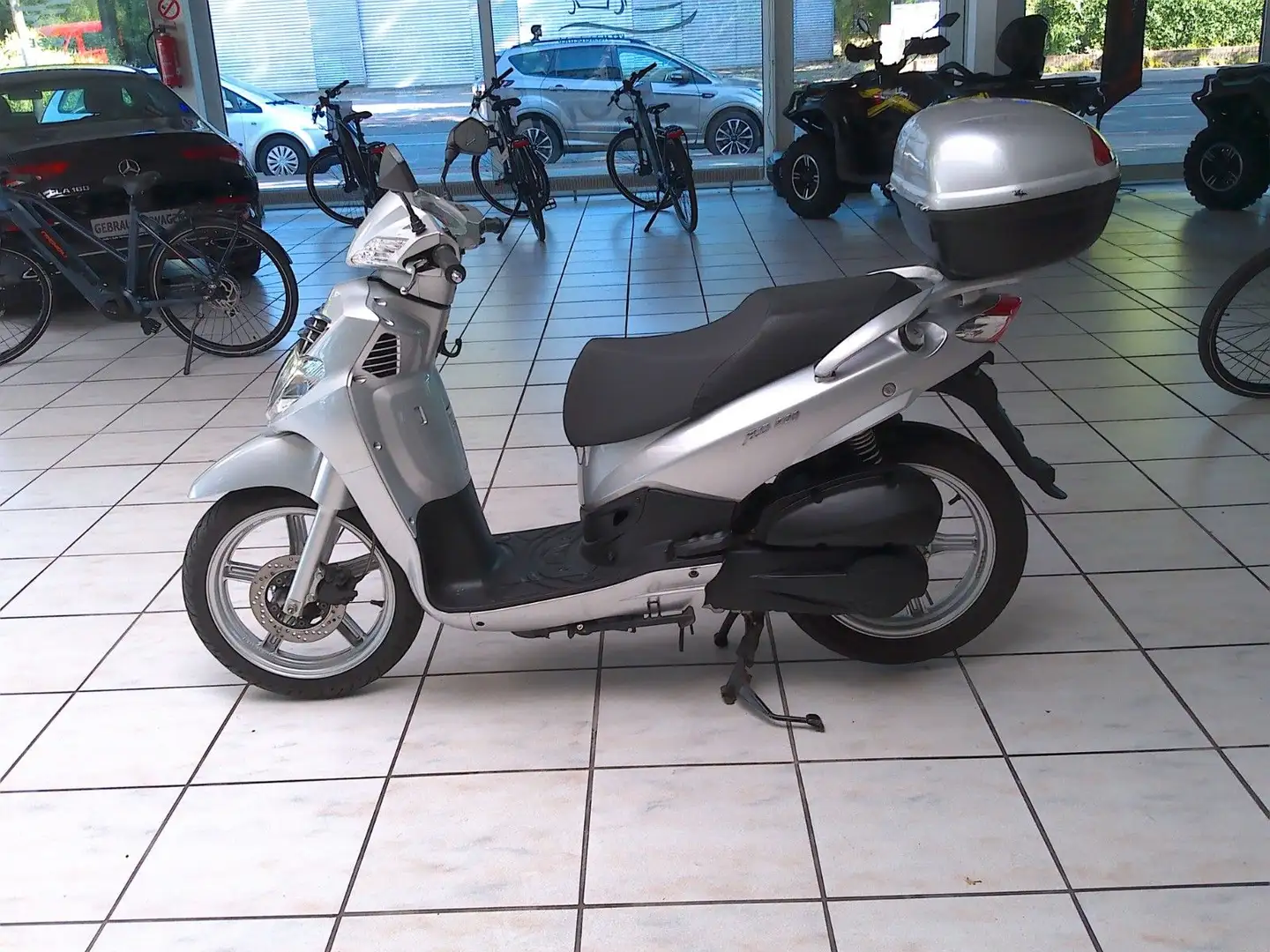 SYM HD 200 Topcase Stříbrná - 2
